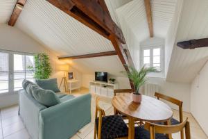 TV a/nebo společenská místnost v ubytování La Cozy Space - 1 min Gare De Corbeil