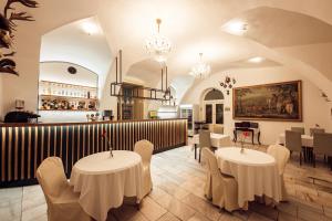Reštaurácia alebo iné gastronomické zariadenie v ubytovaní Hotel Kaštieľ Mojmírovce