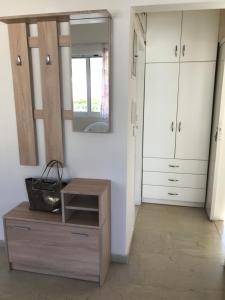 ルートラキにあるLoutraki Vacationの白いキャビネットと鏡が備わる部屋