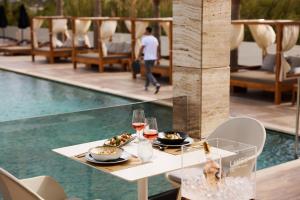 Bazén v ubytování Lango Design Hotel & Spa, Adults Only nebo v jeho okolí