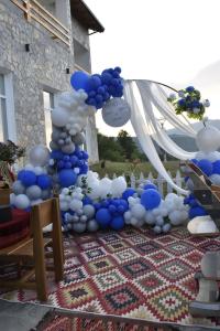 une table avec un bouquet de ballons bleus et blancs dans l'établissement Bujtina Te Mulliri, à Guri i Bardhë