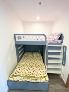a small room with a bunk bed and a bunk bed at Sora House 5 - Vinhomes Ocean Park in Gia Lâm Pho