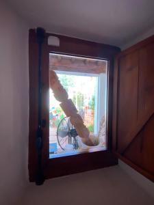 uma janela num quarto com uma bicicleta em La Guzmana de Ronda em Ronda
