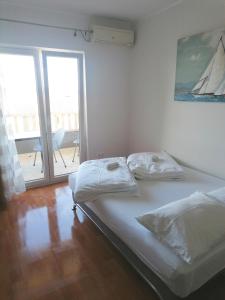 Кровать или кровати в номере Apartments Dinko
