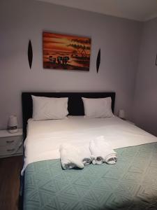 1 dormitorio con 1 cama con 2 toallas en Zwergendorf en Chaïdeftón