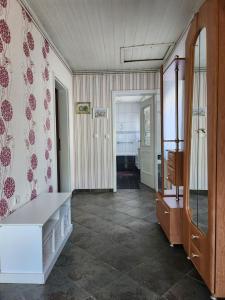 ein Wohnzimmer mit einem Zimmer mit einem Waschbecken und ein Zimmer in der Unterkunft Apartma Maka in Maribor