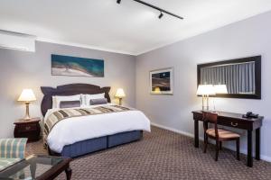Ліжко або ліжка в номері Mercure Hotel Windhoek