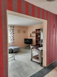 ein Wohnzimmer mit einer rot gestreiften Wand in der Unterkunft Apartma Maka in Maribor