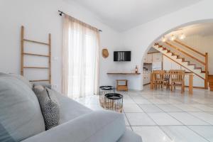 uma sala de estar branca com um sofá e uma mesa em Disis Residence em Naxos Chora