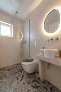y baño con aseo, lavabo y ducha. en Disis Residence en Naxos