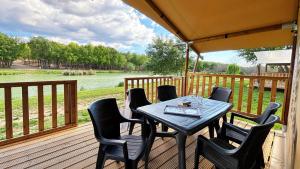 En balkon eller terrasse på Camping Naturiste Tikayan Petit Arlane + 36 billeder