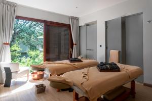 twee bedden in een kamer met een raam bij Ngorongoro Lodge member of Meliá Collection in Ngorongoro