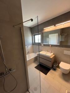 uma casa de banho com um chuveiro, um lavatório e um WC. em Villa Milan 1 mit Padelplatz em Cós