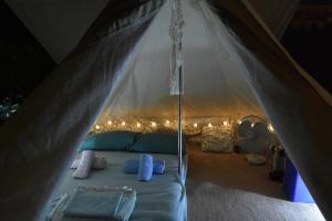 Postel nebo postele na pokoji v ubytování Camping Tents with Garden Hanging Bed