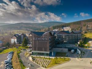 - une vue aérienne sur l'hôtel et le complexe pour mineurs dans l'établissement Elements Hotel&Spa, à Świeradów-Zdrój
