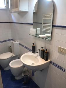 Ένα μπάνιο στο Dimora Leonardo. Centro Storico. +10 φωτογραφίες