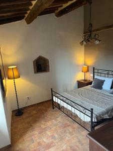 - une chambre avec un lit et une lampe dans l'établissement Casa Bella Vista, à Pereta