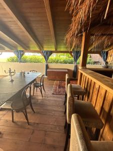 comedor con mesa y sillas en el patio en Gut Keutschachhof, en Sankt Veit an der Glan