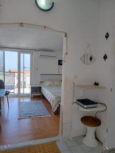 ein Schlafzimmer mit einem Bett und ein Zimmer mit einem Fenster in der Unterkunft Apartment Ma're in Supetar