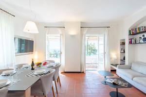 Una sala de estar con una mesa de comedor y un sofá. en Wonderful Villa In Mulinetti, en Recco