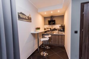 Apartamenty Dawna Wisłaにあるキッチンまたは簡易キッチン
