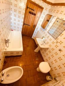 a bathroom with a sink and a toilet at La Casa di Campo Staffi in Filettino Graziani