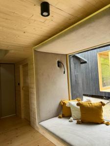 森科維采的住宿－Tré，客房设有一张带大窗户的床。