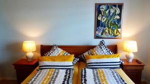 two beds in a room with two lamps at Kleines Studio Albatros in Bremerhaven