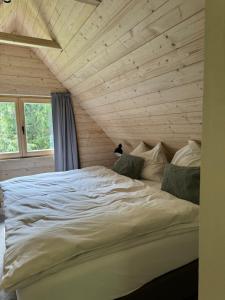Cette chambre comprend un grand lit et un plafond en bois. dans l'établissement Tré, à Čenkovice