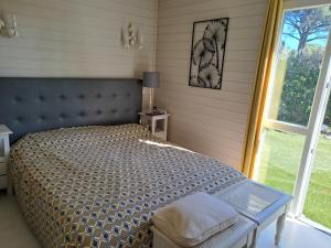 Postel nebo postele na pokoji v ubytování Chalet californien climatisé 6 personnes dans domaine privé avec piscine