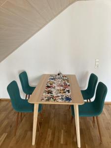 einen Tisch in einem Raum mit vier Stühlen in der Unterkunft Ferienwohnung Das Nest in Schiltach