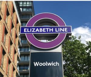 znak dla linii elizabetholith przed budynkiem w obiekcie Brand new Greenwich house-Heart of London-Great connections to Central London w Londynie