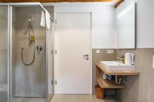 a bathroom with a sink and a shower at Richard´s Home Auer in Auer
