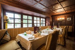Reštaurácia alebo iné gastronomické zariadenie v ubytovaní Hotel Alte Post