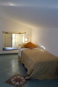 1 dormitorio con cama y ventana grande en Tenuta Petreria en Santo Stefano di Camastra