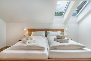 two beds in a room with two windows at Richard´s Home Auer in Auer
