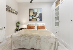 um quarto branco com uma cama grande em Apartamento Bernabeu Comfort en Madrid em Madri