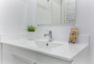 um lavatório branco na casa de banho com um espelho em Apartamento Bernabeu Comfort en Madrid em Madri