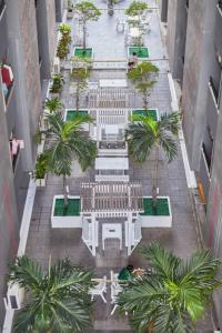 una vista aérea de un patio con palmeras en Bansuay Phranangklao Apartment&Hotel en Ban Sai Ma