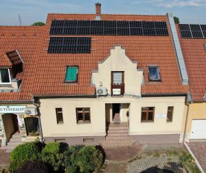 una casa con paneles solares en el techo en Highway House en Kecskemét