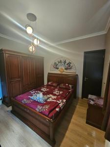 Guesthouse different في تبليسي: غرفة نوم مع سرير مع لحاف احمر