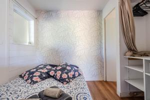 a bedroom with a bed with two pillows on it at Appartement avec terrasse/Bord de mer/Idéal SURF in Seignosse