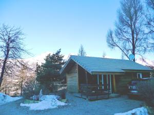 une petite cabine avec un toit enneigé au sol dans l'établissement Chalet jolie vue montagne Air vivifiant, à Saint-Léger-les-Mélèzes