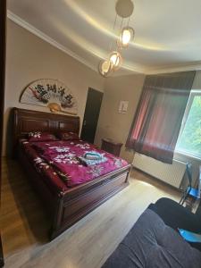 1 dormitorio con 1 cama con edredón rojo en Guesthouse different en Tiflis