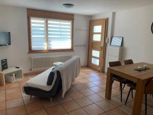 ein Wohnzimmer mit einem Tisch und einem Esszimmer in der Unterkunft Appartamento ai Ronchi in Gordola