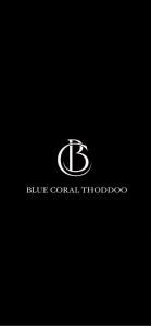 una letra b logotipo sobre fondo negro en Blue Coral Thoddoo, en Thoddoo