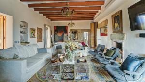 Posezení v ubytování Masia de Queralt Luxury Casa Rural Spa y Vistas