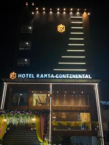 un hotel tamatha Continental è illuminato di notte di HOTEL RAMTA CONTINENTAL a Patna