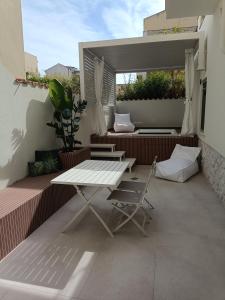 un patio con tavolo e sedie sul balcone. di I Limoni ad Alghero