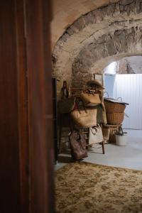 una habitación con un montón de cestas en un edificio en Can Traver de Besalú, en Maià de Montcal